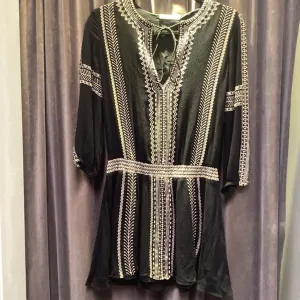 Alice   Olivia Embroid Tie DRESSES 4