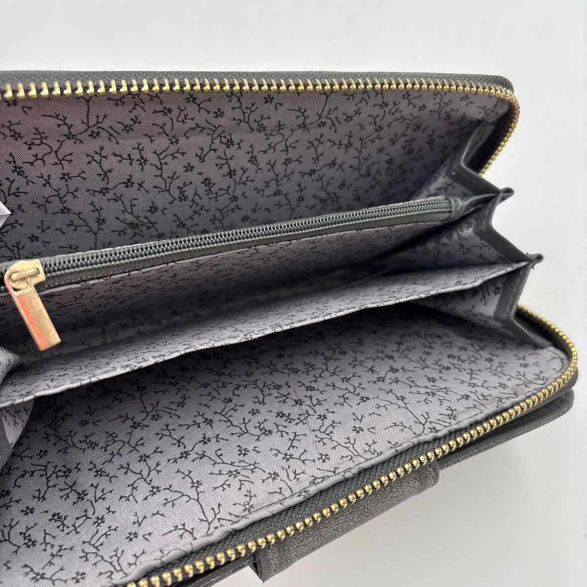 Under One Sky Women's Gray Cutouts Wristlet